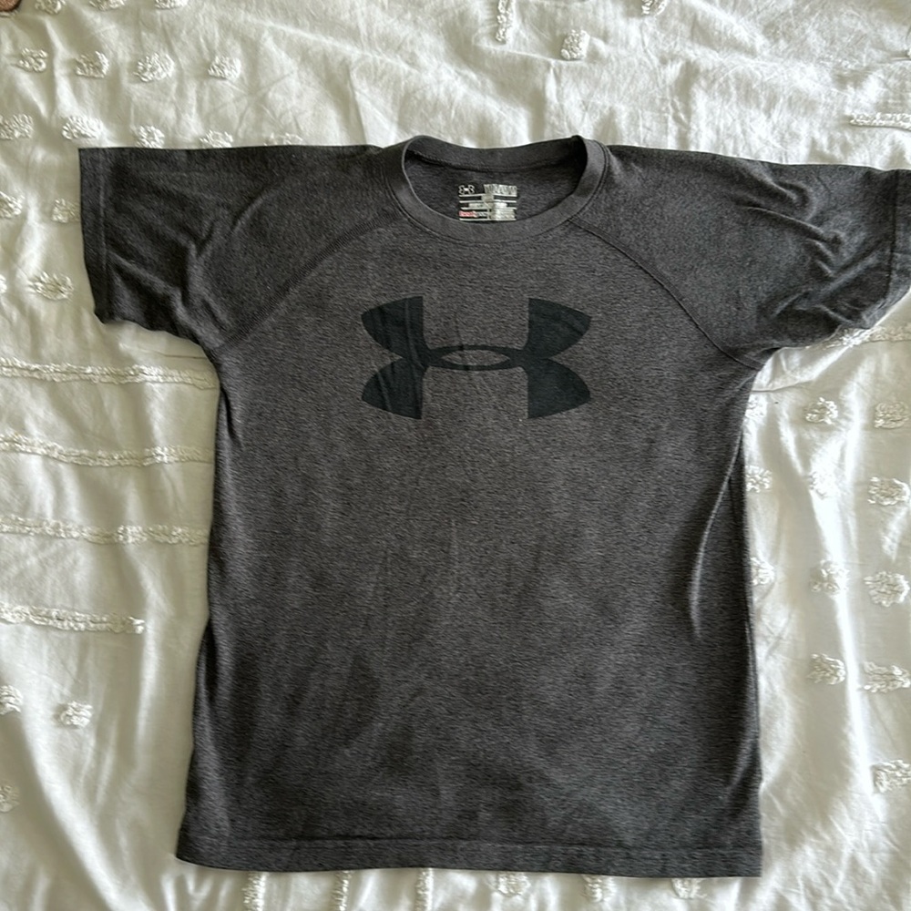 Grey under Armour tee size youth medium